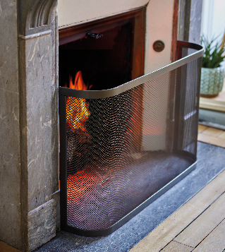 Accessoires de cheminée : pare-feu, chenets, panier à bûches