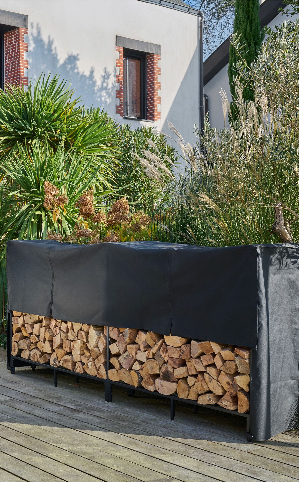 3542641732027-005.1604rb-range-buches-exterieur-stoker-50-cover50-acier-noir-buches-240cm-ambiance-fiche-2.jpg