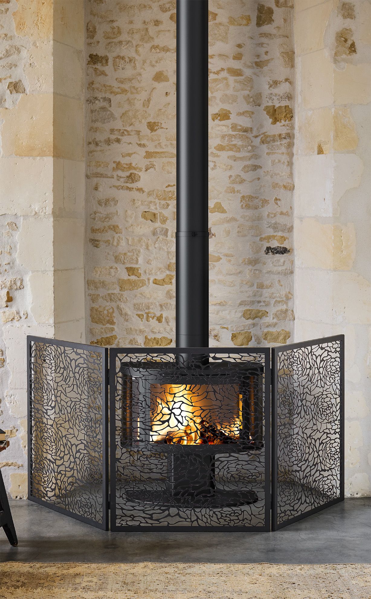 3542641733505-003.20254n-protection-poele-floria-acier-noir-ambiance-fiche.jpg