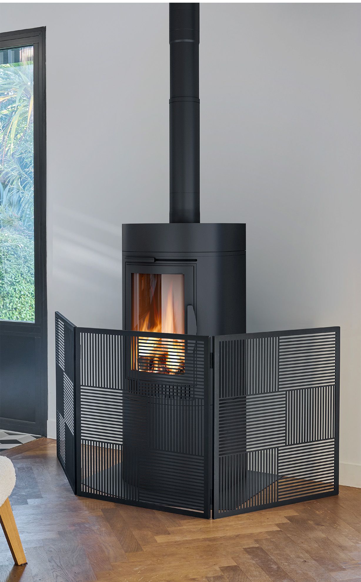 3542641733529-003.20256n-protection-poele-urbian-acier-noir-ambiance-fiche.jpg