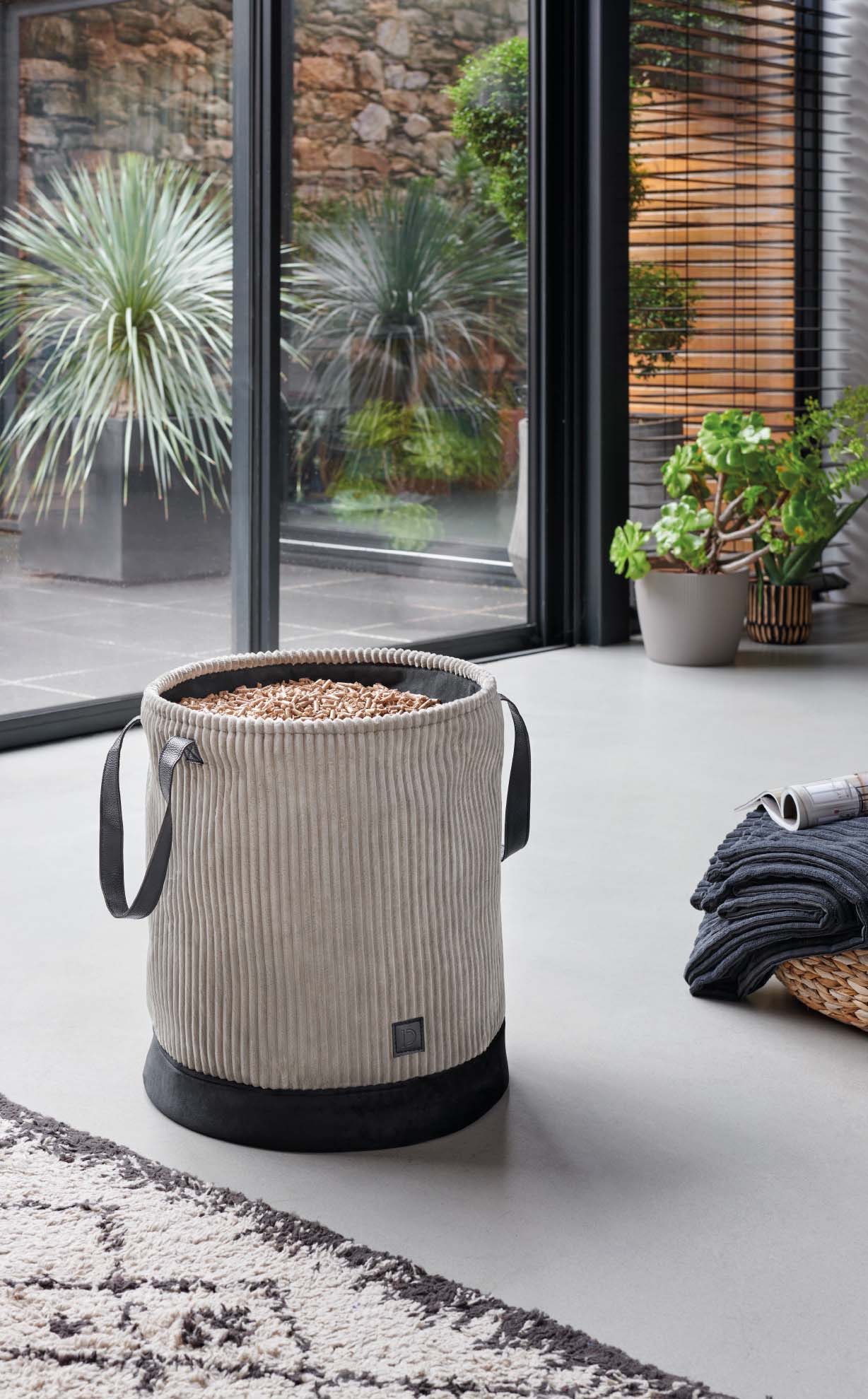 005.s2023-corbeille-granules-duveo-velours-noir-gris-ambiance-fp-1.jpg