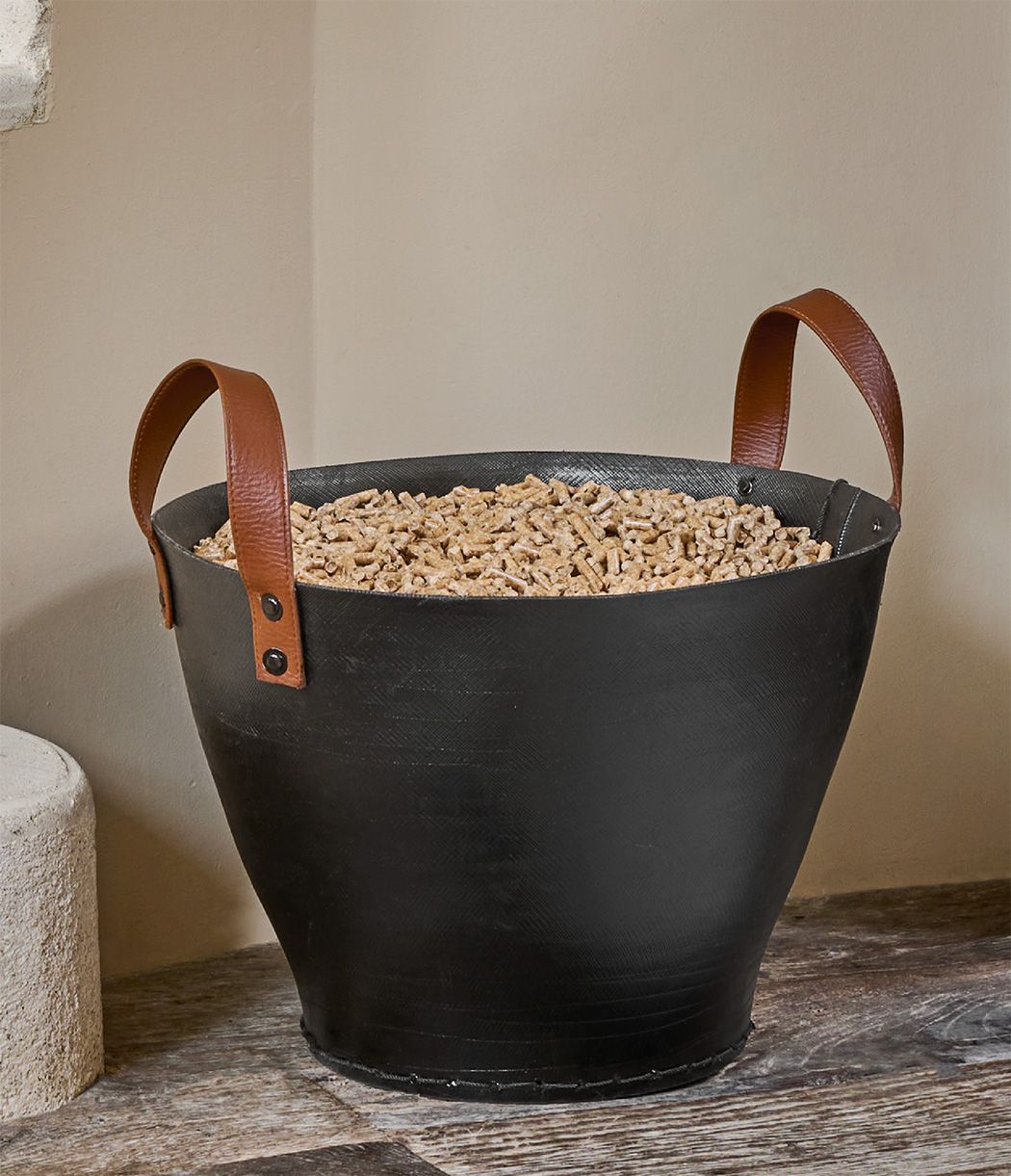 3542641731693-005.c3103-corbeille-buches-pneu-tinos-granules-ambiance-liste-1.jpg